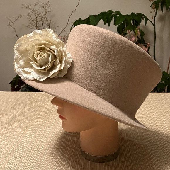 Elegant Cream Floral Women\'s Hat